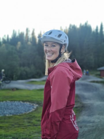 Åreguiderna's snowmobile and bike guide lisa andersson